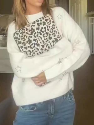Kuvertväska med leopardmönster - Säljer en snygg kuvertväska med trendigt leopardmönster i svart, beige och grå toner. Väskan har en rektangulär form och är perfekt att bära under armen. Materialet ser ut att vara mjukt tyg. Perfekt accessoar för att lyfta din outfit.