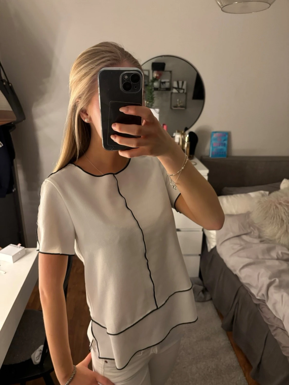 Vit blus med svarta sömmar - 2