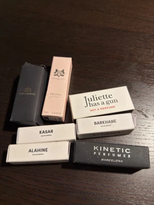 Parfymprover från olika märken - Säljer ett mixat set med parfymprover från exklusiva märken som Parfums de Marly (Delina), Juliette Has a Gun (Not a Perfume), Teo Cabanel (Barkhane, Kasar, Alahine) och Kinetic Perfumes. Förpackningarna är i olika färger som rosa, svart och vitt. Perfekta för att testa nya dofter.