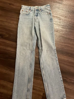 Ljusblå raka jeans från Zara - Säljer ett par ljusblå raka jeans från Zara med klassisk femficksmodell och medelhög midja. Perfekta till sneakers eller boots för en chill stil.🥰💕