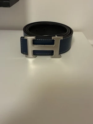 Mörkblått bälte med silver spänne - Säljer ett snyggt mörkblått bälte med silver spånne storlek 110