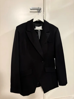 Svart kavaj storlek S - Svart kavaj storlek S. Från bubbleroom. Oanvänd med lapp kvar 