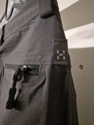 Haglöfs cargo dam Byxor - Haglöfs dam byxor med sidofickor i väldigt fint skick storlek 36 ej bleka smutsiga eller trasiga på något sätt  Nyskick