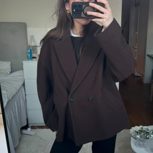 Brun kort kappa - Andvänd några gånger men är i bra skick