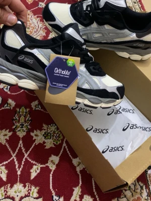 ASICS svartvita sneakers med mesh🐼 - Snygga ASICS sneakers i svart, vitt och grått med coola detaljer och Ortholite-innersula för extra komfort. Ovandelen är i mesh och syntetmaterial, vilket ger en sportig och modern look. Perfekta för dig som gillar streetstyle och sportig vibe.