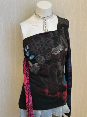 Off the shoulder top  - long-sleeve top with graphic front and inner; . The front also features a beaded graphic and glitter accents, as well as an asymmetrical neckline.  Tag says L but it fits more like M so plz check out the measurements 