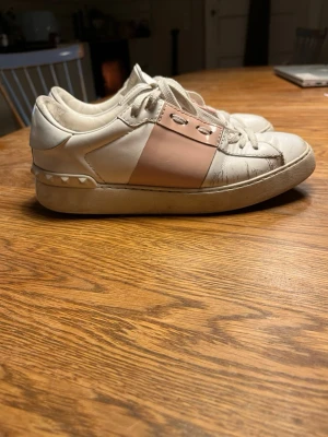 Valentino - Vit/rosa valentino skor. Lite slitna annars bra