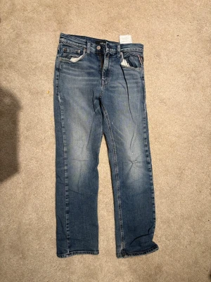Replay Jeans - Snygga blå replay jeans i okej skick( hål ingens fickan) Modellen är Thad och storleken är 12 så den bör pass dig som är 150cm ish. Vid frågor är det bara att höra av sig och priset kan diskuteras!