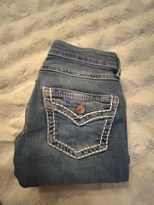 Blå jeans med kontrastsömmar - Snygga blå bootcut jeans och vit kontrastsöm på, inte andvända så mycket så säljs pga att jag inte gillar dem. Storlek 158 på dessa! 🫶🏼