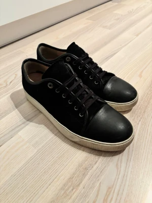 Lanvin skor - DBB1 ”Toe cap”  - Säljer mina Lanvins, dags att låta dom gå till en grisch lord. Inte glans versionen som ni ser, istället är tån i Nappa läder (mer moget enligt benätzen). Använda men defenetivt i bra skick fortfarande.