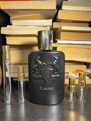 Parfums de Marly - Carlisle - sample - Säljer splitt/ tester av denna fina parfym av Parfums de Marly Finns att köpa i 2ml /80kr - 3ml/ 115kr - 5ml/185kr 10ml/329kr Har även andra parfymer så kolla min profil! 