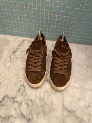 Phillipe model bruna  - Säljer ett par schysst Philippe modell i strl 42 -43 bra kvalité max använda 10-15 ggr säljer för blivit för små! 