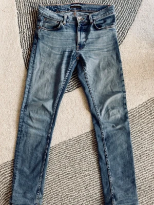  Nudie Jeans, slim fit. Lean Dean 30/32 - Riktigt schyssta Nudie jeans, slim fit modell ”Lean Dean”. W30 L32. 