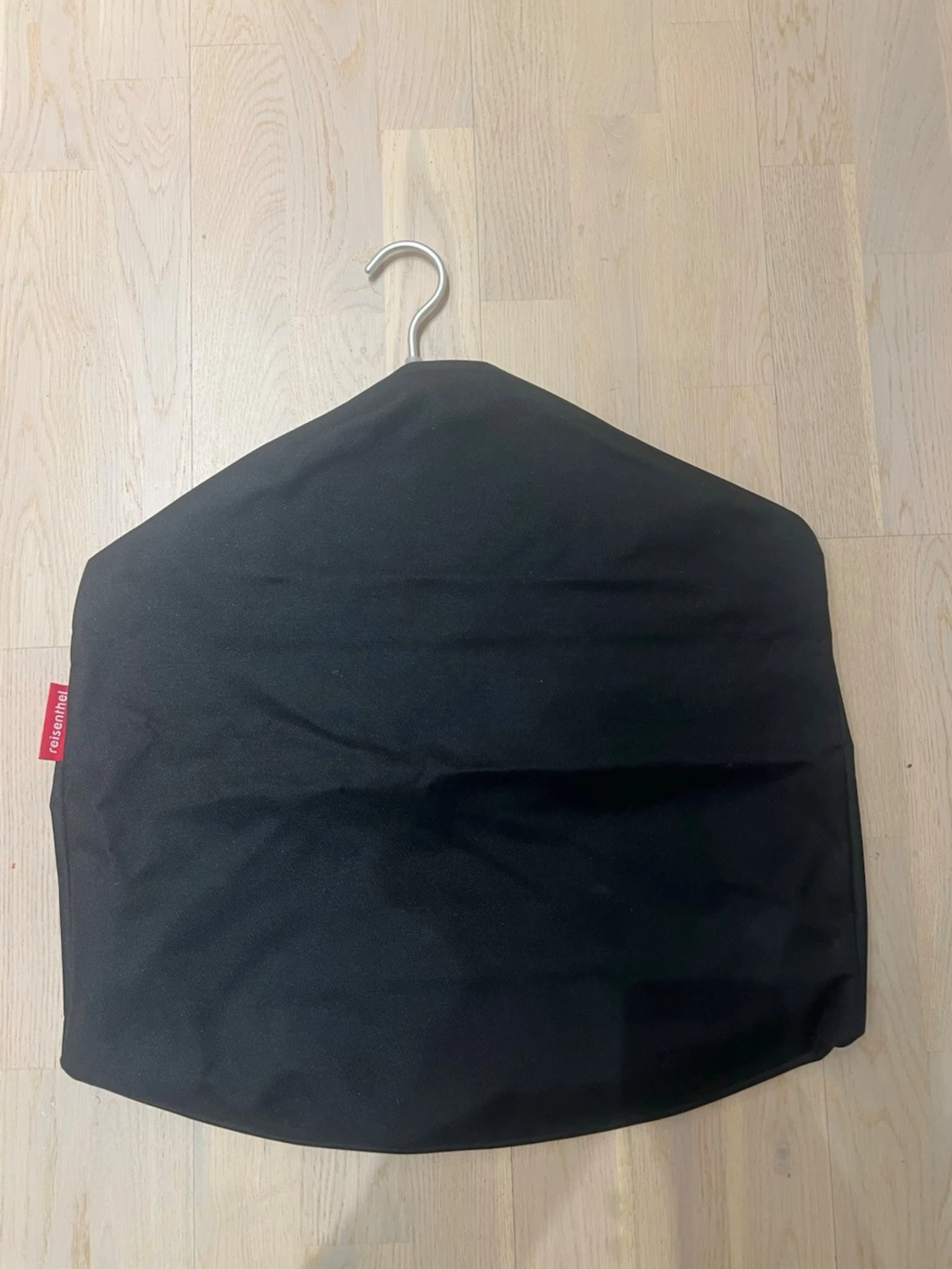 Svart kostympåse från Rusta - 1