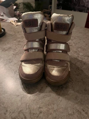 Isabel marant inspirerade skor!!!🩷 - Hejj💜! Jag säljer ett par jätte snygga skor från märket ASH, de är isabel marants inspererade men med glänsande tyg. De är använda mycket få gånger och har inga skador på sig. Skorna har en liten kilklack med storleken 38/39. Perfekta skor till en casual eller festlig look!!🫰🏽🩷🩷😽
