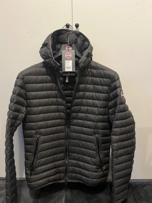 Mörkgrå jacka från Colmar - Säljer min knappt använda dunjacka från Colmar för den blev för liten. Mörkgrå i 10/10 skick, Nypris 4800kr. Säljer för 2400kr. Storlek 48/M