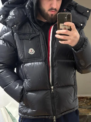 Moncler jacka  - Mycket stilig och skön moncler jacka. Perfekt för kalla väder.  Endast använd i en månad 