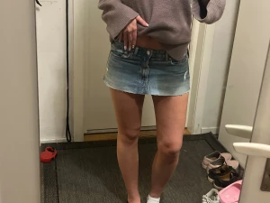 Blå jeanskjol - Säljer en klassisk blå jeanskjol i kort modell med rå kant nertill. Kjolen har fem fickor och stängs med knapp och dragkedja framtill. Perfekt till vardags för en avslappnad och trendig look.