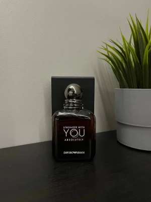 Stronger with you absolutely - Säljer min armani stronger with you absolutely då den inte längre används. Det är en underbar doft och är knappt använd.