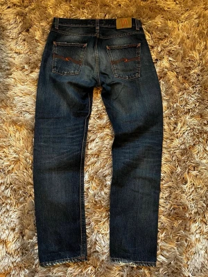 Nudie Jeans - Tjena! Säljer nu dessa Jacob Cohen Jeans. (Storlek 33x32 - Skick 9/10)  Nypris på dessa är ca 2500 och mitt pris 1199, (pris kan diskuteras vid snabb affär).   Ytterbenslängd: 108cm Midja: 43,5cm Benöppning: 18,5cm  Hör gärna av er vid minsta fundering/fråga.  MVH JL STORE