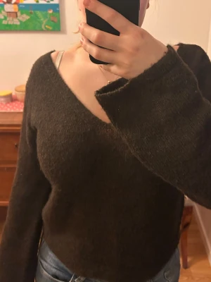 Brun stickad V-ringad tröja - Mysig Brun stickad tröja med djup V-ringning och långa ärmar. Tröjan har en enkel, rak passform . Materialet är mjukt och bekvämt nästan Oanvänd, Gina Young 14 + storlek M 