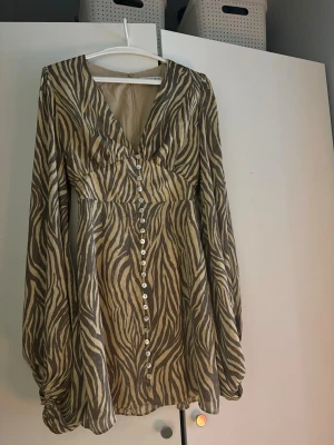 Adoore klänning  - Säljer min klänning från adoore i kort modell, då den inte kommer till användning. Endast använd en gång, storlek 36🩷🩷