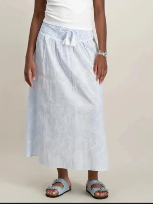 Ljusblå långkjol  - Säljer en ljusblå långkjol från Gina tricot. Strl 170 så typ S. Aldrig använd ☺️