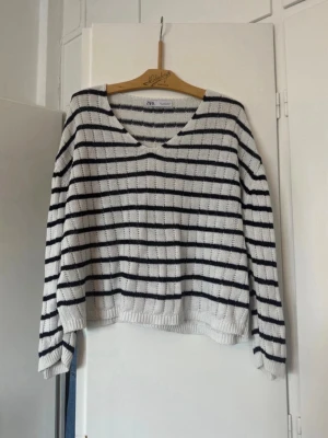 Randig stickad tröja - Tunt stickad tröja i linen blend från Zara, storlek S.