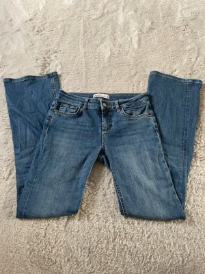 Lowwaist bootcut jeans - Perfekta jeans som är lite för korta, älskar just de här eftersom att de är så sköna så har flera stycken! Sitter även superbra i midjan så de åker inte ner när man böjer sig😆