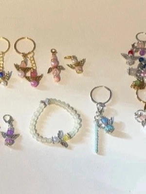 Lyckoänglar, armband, nyckelring och karbinhake - Handgjorda lyckoänglar! Man kan välja mellan armband, nyckelringar och karbinhake där uppe. Finns i typ alla möjliga färger! Man får välja design. Armbandet är elastiskt och passar de flesta handleder. Karbinhaken och nyckelringarna kan hängas typ överallt. Perfekt accessoar för dig som gillar unika och personliga smycken. Pris kan diskuteras vid intresse!