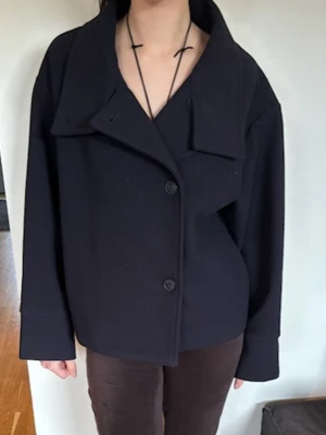 Marinblå vårjacka, stl XS, Gina Tricot  - Använt 1 säsong, mycket fint skick.