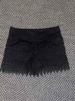 Spetsshorts  - Säljer ett par Spetsshorts från hunkemöller i storlek S men sitter som en M. Snyggt lågmidjade om man viker ner dom. 