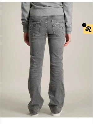 Grå jeans med broderade bakfickor - Knappt använda från Gina💕 skriv om ni vill ha bättre bild på dom