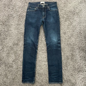 Acne Studios Ace Raw Gothic Jeans - Sjukt snygga Acne Studios Ace Raw Gothic jeans i en mörkblå färg och sjuk fade/tvätt. Storlek: W29/L32. Mått - Midja: 36,5cm Benlängd: 101cm. Hör av dig vid funderingar!🤩