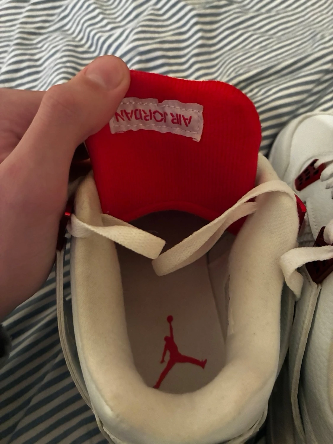 Vita Air Jordan 4 med röda detaljer - 3
