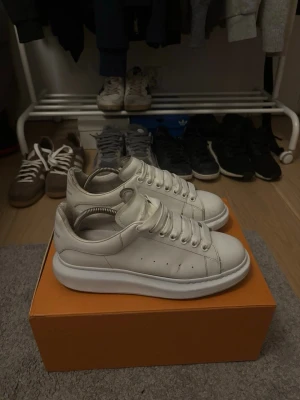 Alexander mqueen skor - Alexander mqueen skor i mycket bra skick förutom en liten defekt på ena hälen som syns på bilder. Vid frågor skriv är även öppen för bud.