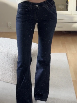 Mörkblåa jeans  - Superfina mörkblåa jeans från Nelly i storlek 36, säljer då de inte kommer till användning💕