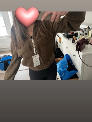 Brun mockajack från Zara  - Säljer denna snygga bruna bombarjacka i mocka från Zara som gått Viralt, och är slutsåld på deras sida. Den är mindre i storleken så Zara rekommenderade att gå upp en storlek🌸🌸