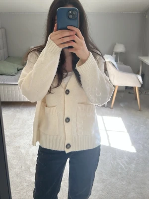 Stickad cardigan - Mysig cardigan som jag nästan aldrig använt🥰 Köpte från vero Moda för 450kr men säljer för 200kr🤩