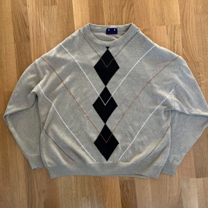 Vintage tröja  - Vintage tröja i mycket fint ”vintage skick”! Ett litet hål finns i tröjan men inget märkbart :)