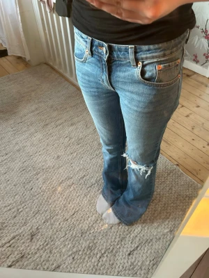 Blå bootcut jeans  - Säljer ett par ljusblå bootcut jeans.