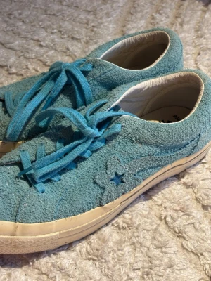 Blåa Converse Golf le Fleur - Converse golf le fleur sneakers i blått mocka. Skorna har låga skaft, matchande blå skosnören och en vit sula. Köpta för 100$, men alldeles för stora för mig tyvärr. 