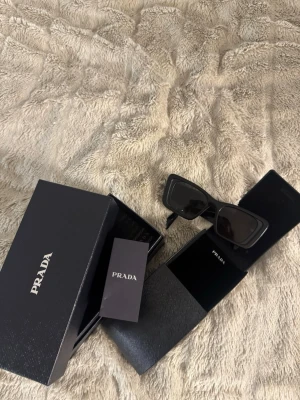 Prada Solglasögon - Äkta! De är köpta på mr spex för 3300kr. använda några gånger. Modellen heter PR 08YS