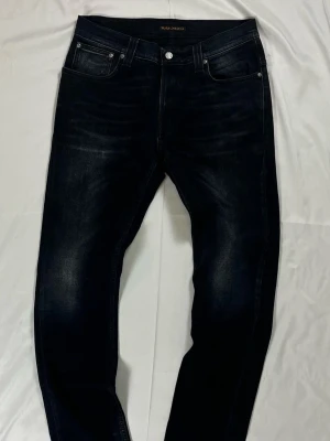Nudie Jeans Thin Finn Mortal Indigo – W32/L34 - Färg: Mörkblå “Mortal Indigo” | Modell: Thin Finn, slim fit | Storlek: W32/L34 | Skick: 9/10 (mycket fint skick) | Smal benöppning | Hör av dig vid frågor!