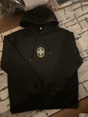 Brazil Hoodie 🇧🇷 - Säljer en Brazil hodie som är i perfekt skick håller dig stillig och du kan matcha den på flera stiler, är det något du undrar över? Skriv direkt.. passa på och köp!