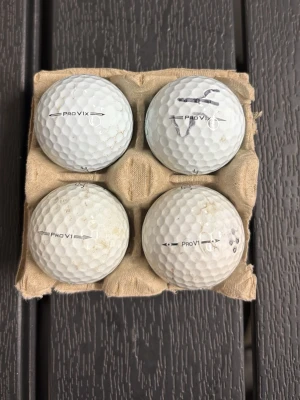 Titleist Pro V1 / Pro V1x – 4-pack (C-klass) - Alla bollar har något av följande: märken, smuts eller lite tusch, men funkar fortfarande BRA att spela med. Perfekt om du vill köra med Pro V1 utan att lägga massa pengar eller om du bara vill ha billiga bollar att träna med. Svårt att hitta Pro V1 så här billigt 👊
