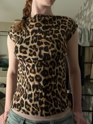 Leopardmönstrad topp från H&M - Snygg topp från H&M med leopardmönster i bruna och svarta toner. Är i storlek XS men passar mig som är S/M🌸💕