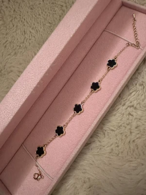 Guldarmband HiMo - Helt oanvänt. Svart och guld 