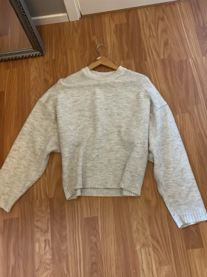Ljusgrå stickad tröja Nelly - Superfin mysig ljusgrå stickad tröja från Nelly!Tröjan är i storlek XS men passar även S❣️ bra skick och inte mycket använd!! Den är slutsåld på Nellys hemsida