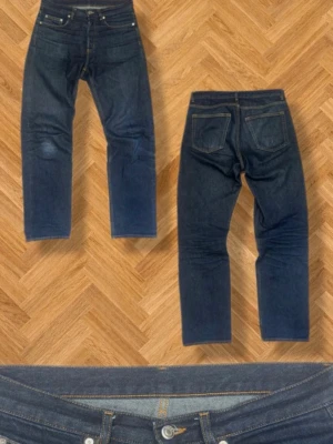 Mörkblå raka jeans från Arket - Säljer ett par mörkblå jeans från Arket med rak passform och klassisk femficksdesign. Med riktigt snygga fades vid knäna. •W29 	•	L32 	•	Midjemått: 42 cm 	•	Benöppning: 20 cm 	•	Totallängd: 106 cm 	